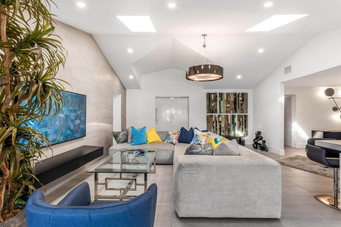 LAKE SHORES LANTANA - Residential