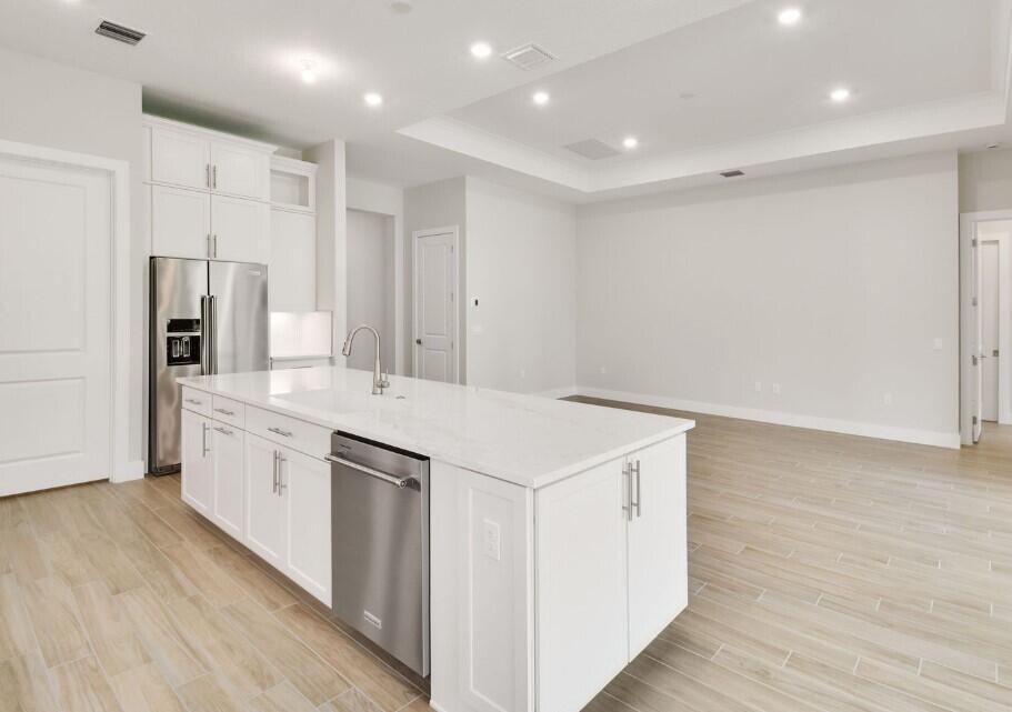 9309 Cape Honey Bee Lane Prestige 38