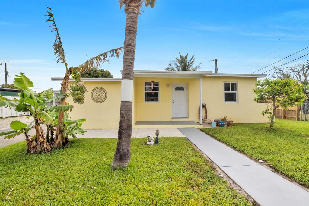 Photo of 5178 NE 15th Terrace, Pompano Beach, FL 33064 (MLS # B26016156)