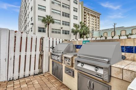 2555 NE 11th St 610