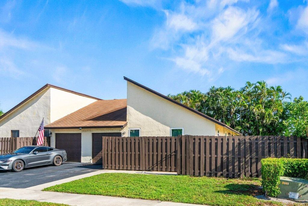 Photo of 2823 SW 2nd Street, Delray Beach, FL 33445 (MLS # R11118869)