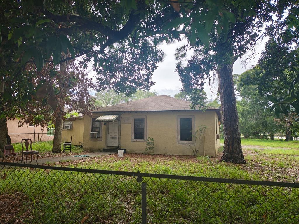 Photo of 315 N 24th Street, Fort Pierce, FL 34950 (MLS # B26029956)