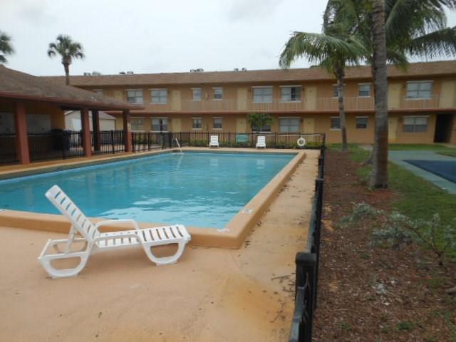 COURTS AT OAKLAND PARK - Residential