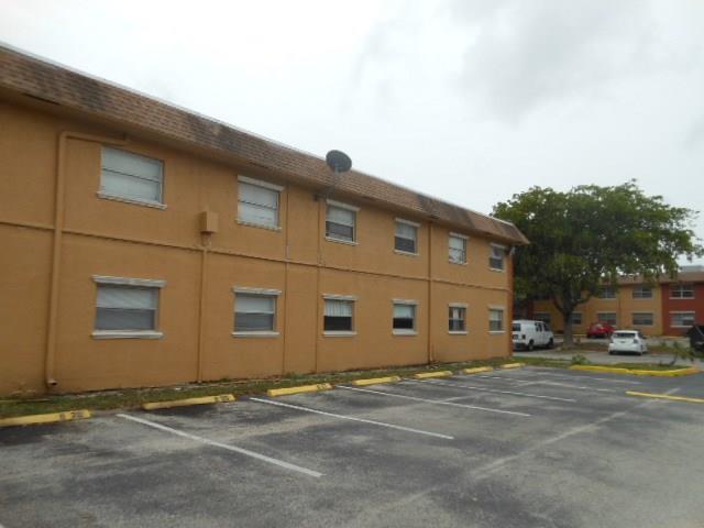 COURTS AT OAKLAND PARK - Residential