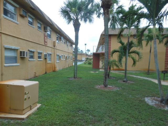 COURTS AT OAKLAND PARK - Residential