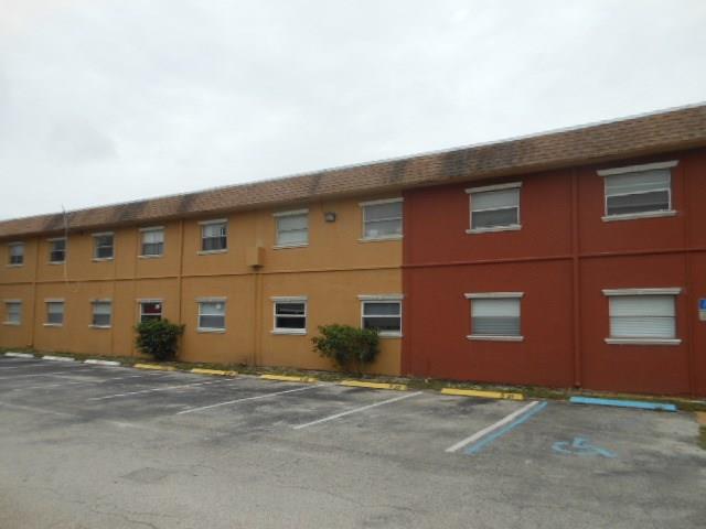 COURTS AT OAKLAND PARK - Residential