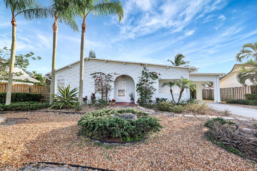 Photo of 260 SE Villas Street, Stuart, FL 34994 (MLS # R10954396)