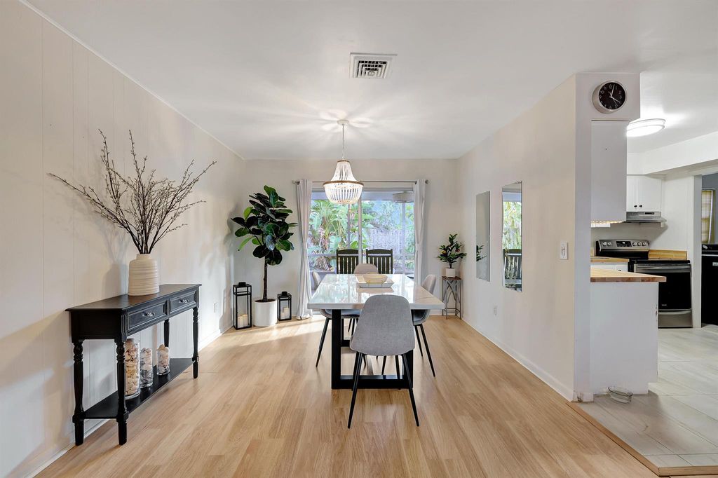 Photo of 260 SE Villas Street, Stuart, FL 34994 (MLS # R10954396)