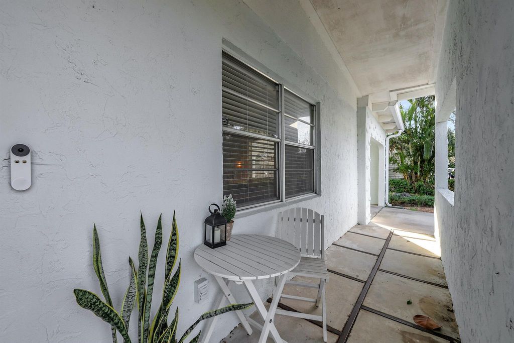 Photo of 260 SE Villas Street, Stuart, FL 34994 (MLS # R10954396)