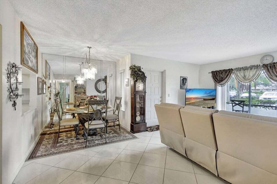 1102 Green Pine Boulevard A1, West Palm Beach, FL, 33409/$228,000 3 1102 Green Pine Boulevard A1