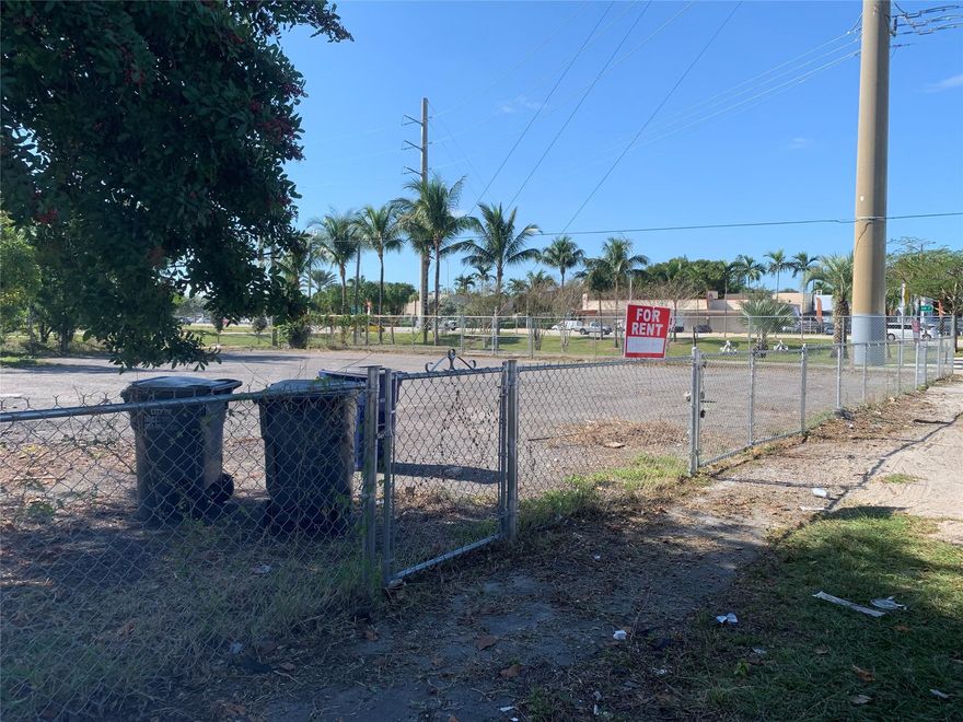Vacant lot available for rent centrally located along the 441 corridor.  Double lot available.  Price reflects half the property.  2 lots available for $7000.  Fully fenced  Total square footage available for rent is 10490