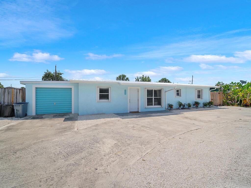 Photo of 2811 NE Savannah Road, Jensen Beach, FL 34957 (MLS # R10958651)