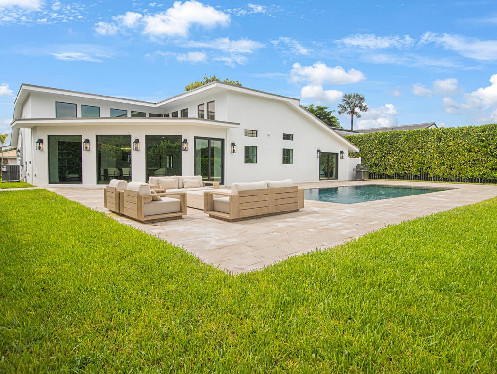 4909 PINEVIEW Circle