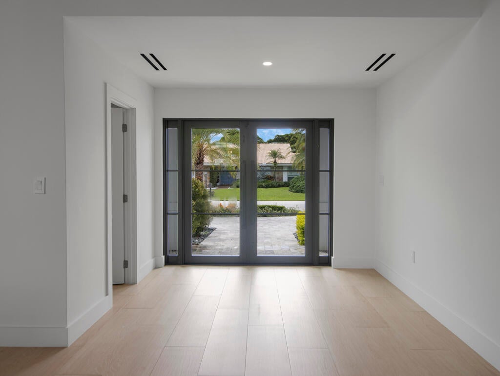 4909 PINEVIEW Circle