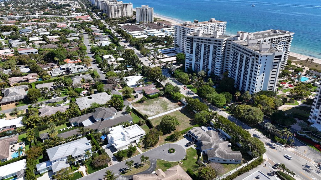 Photo of 3 Winnebago Road, Sea Ranch Lakes, FL 33308 (MLS # B26010531)