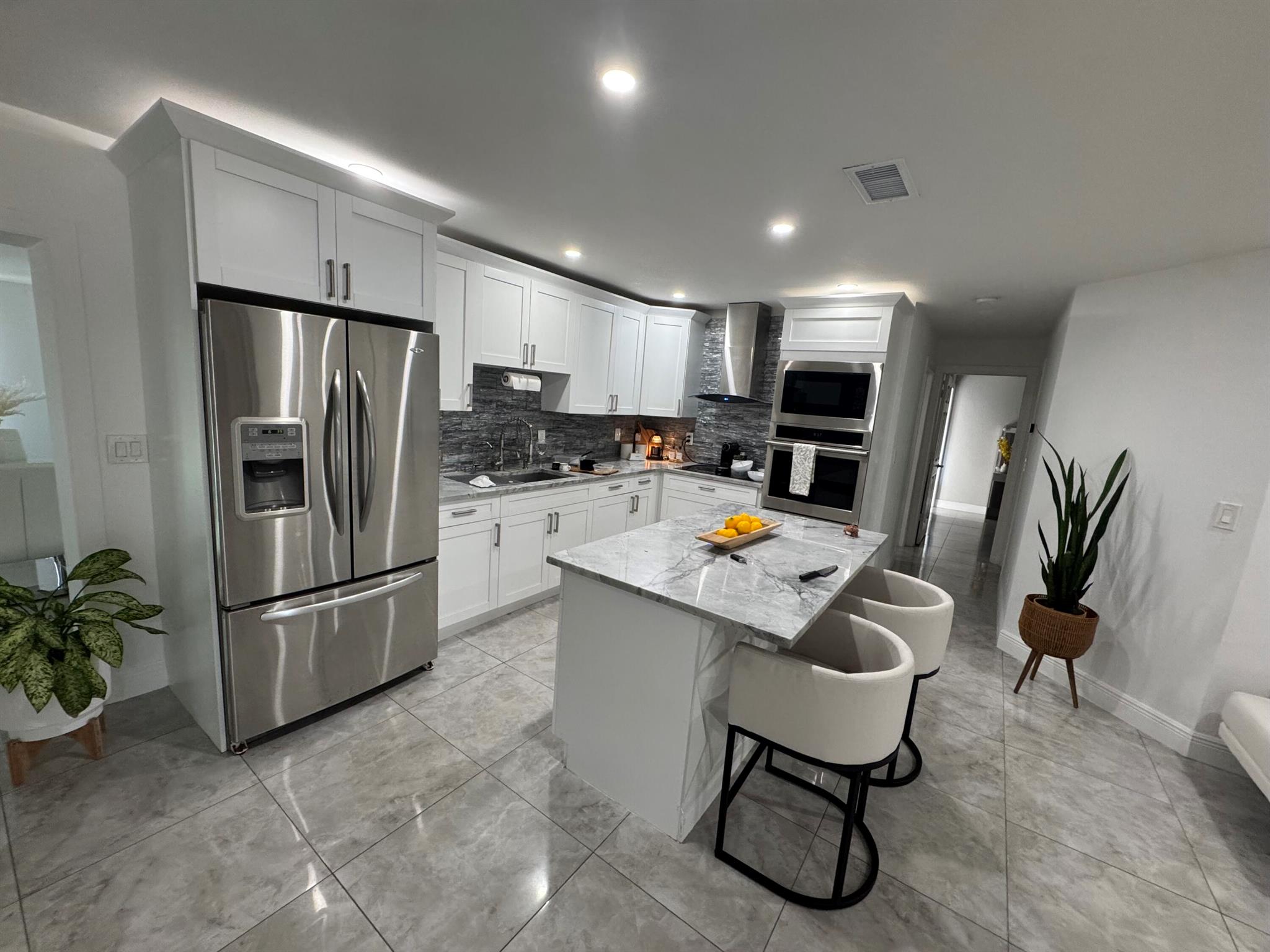 305 E 6th Street