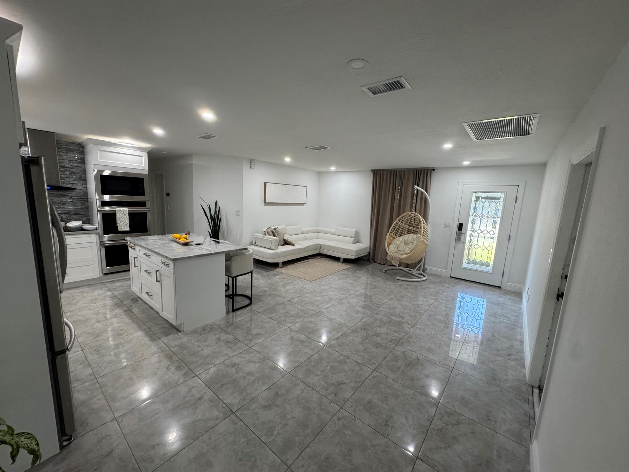 305 E 6th Street