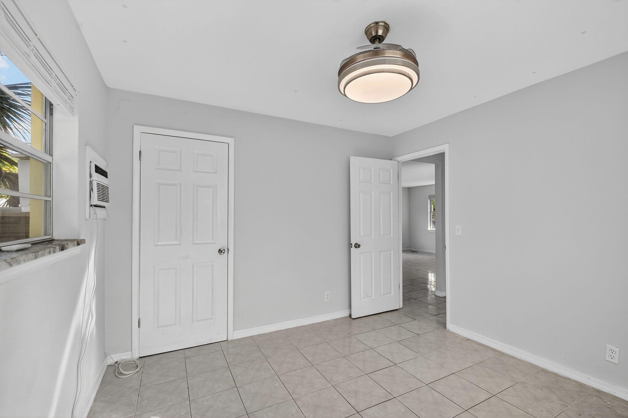 LAKE WORTH TOWN OF - Residential Lease