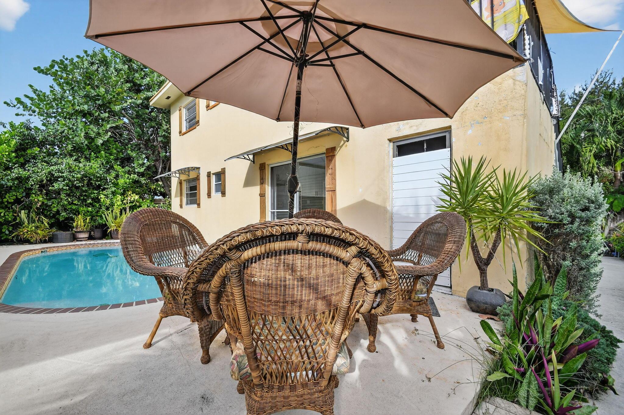 Stunning Remodeled Poolside Suite East of Federal in cty's most desirable neighborhood, Bryant Park. 2 blocks from Intraacoastal Waterway. 2 Blocks to the Bohemian Artsy downtown Blvd.Gorgeous new kitchen with Leather wrapped granite Countertops and view of the pool, literally 5 feet from your sliding glass doors.