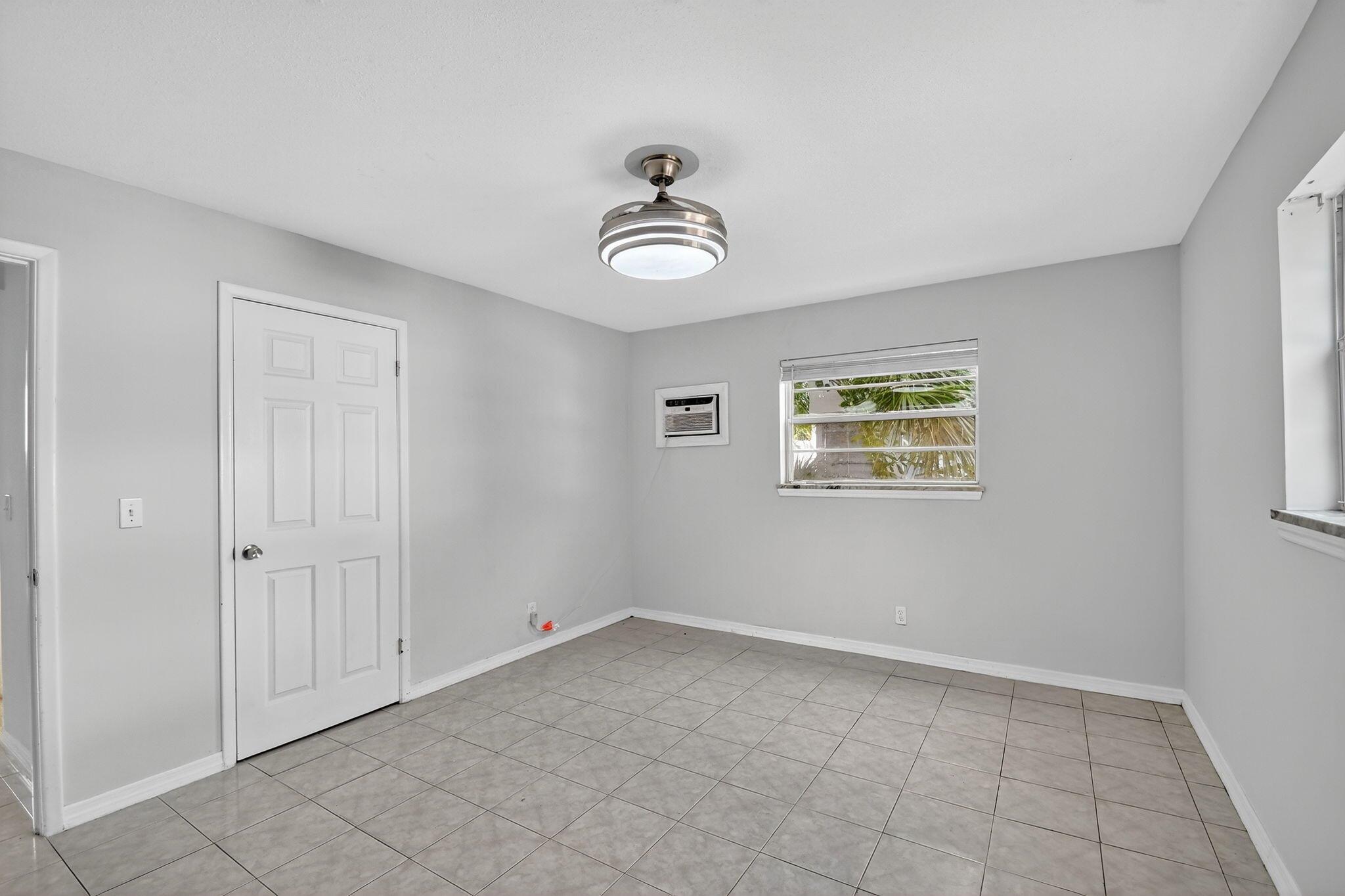 LAKE WORTH TOWN OF - Residential Lease