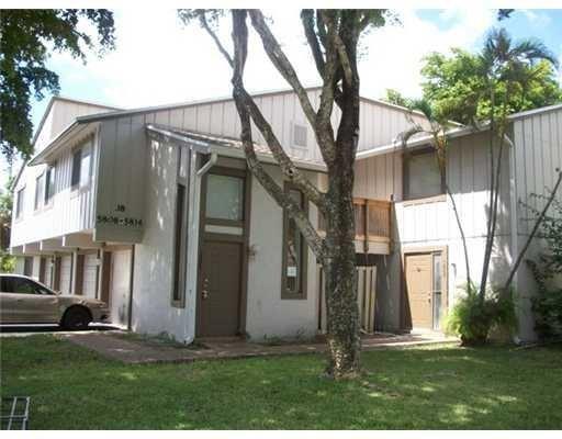 ***Very spacious 3 bedrooms townhouse with 1 car garage. Totally updated with new kitchen appliances, freshly painted and tile floors. *** Huge living room and kitchen, master bedroom is very spacious with plenty of closet space.*** Water and garbage included in rent. ***Owner welcome affordable housing and section 8 tenants.***
Ready for immediate move in, association does not require credit.