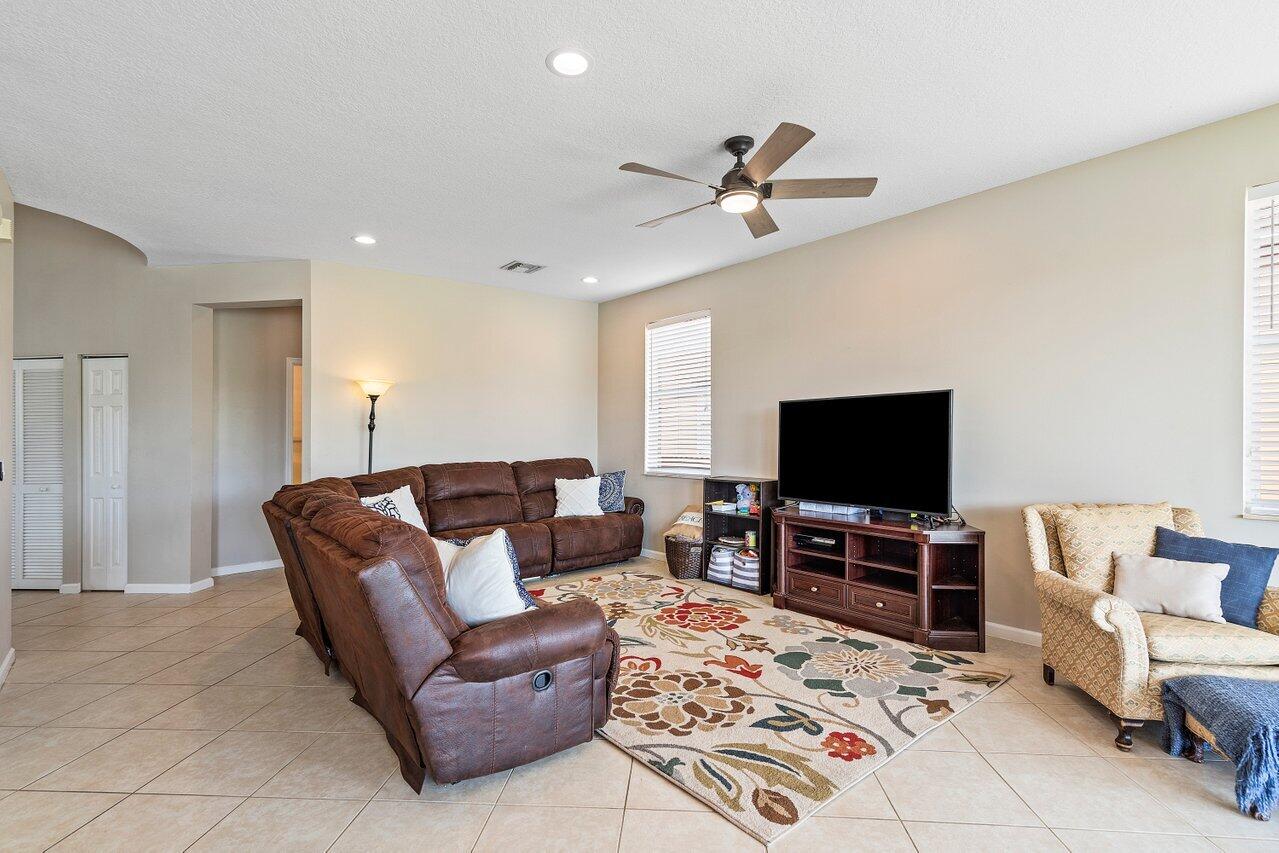 OLYMPIA 2 - Residential Lease