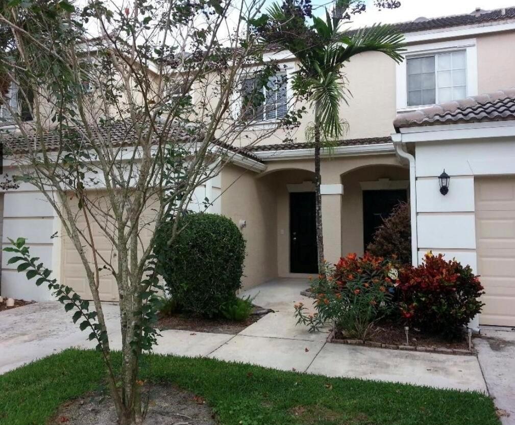 2 Bed, 2.5 Bath Townhouse with Loft &Long Lake View in Jonathan's Cove Enjoy long lake views from the screened-in patio of this well-maintained townhouse featuring 2 ensuite bedrooms, a loft with 2 skylights, Located in Jonathan's Cove, a gated community near Keiser University and CACTI Park, with easy access to shopping, dining, and major highways.Includes clubhouse, pool, fitness center, kids' playground, walking path, and volleyball courts. Owner requires 3 times the monthly rent for gross