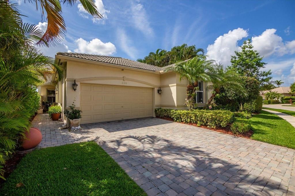 Photo of 220 Via Condado Way, Palm Beach Gardens, FL 33418 (MLS # R10726044)