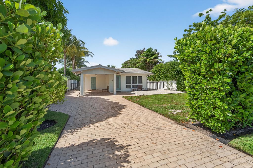 Photo of 101 NE 11th Street, Delray Beach, FL 33444 (MLS # R11107264)