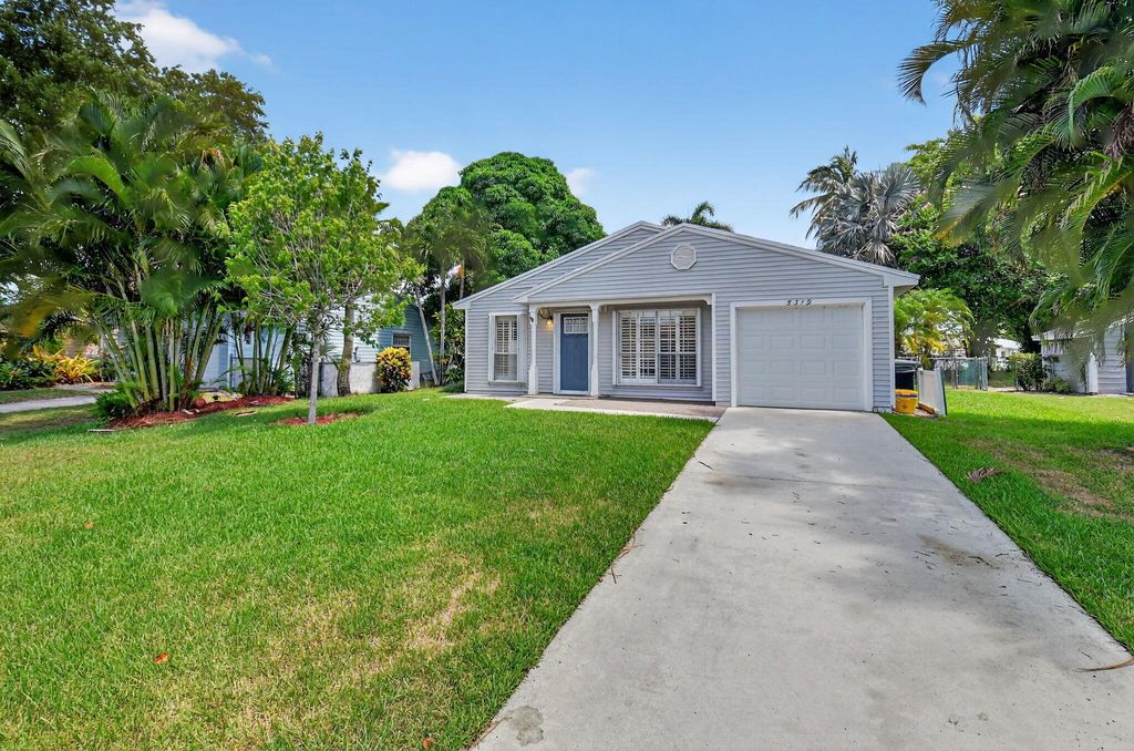 Photo of 5319 Courtney Circle, Boynton Beach, FL 33472 (MLS # R11101150)