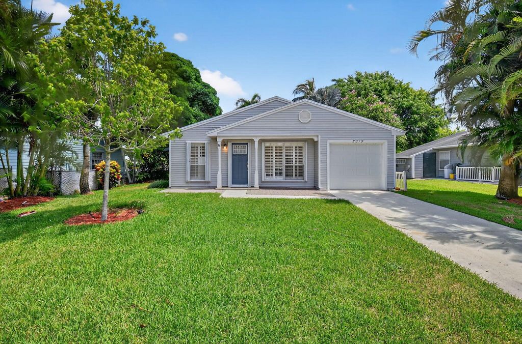 Photo of 5319 Courtney Circle, Boynton Beach, FL 33472 (MLS # R11101150)