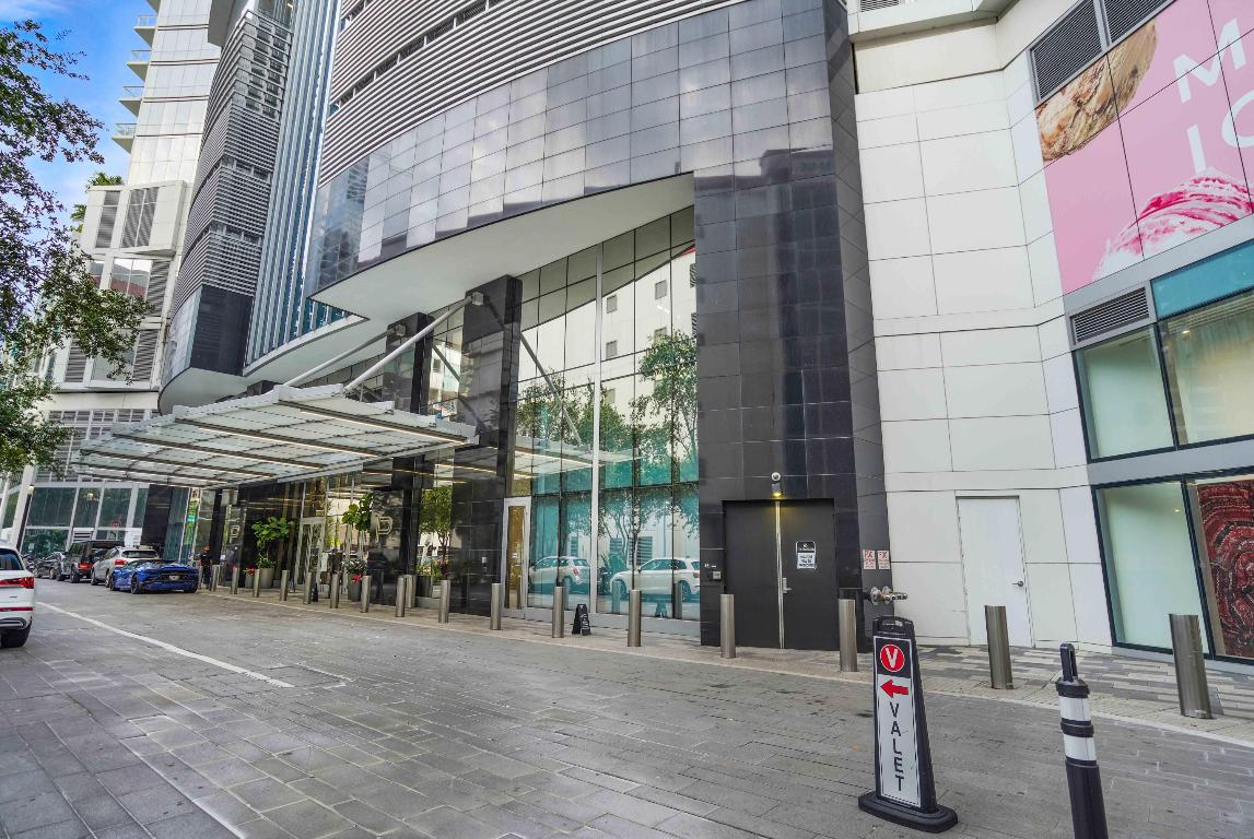 PARAMOUNT MIAMI WORLDCENTER - Residential Lease