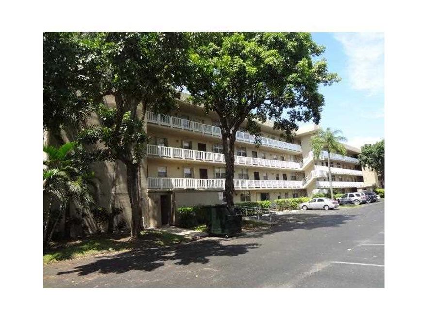 Spacious and bright 2B/2B condo in the guard gated community of Royal Park Condominiums. Property features open layout to dining and living area that leads to a screened balcony. Sit back, relax and enjoy the breathtaking river views. Amazing community am enities that include 3 pools to choose from, clubhouse, picnic/BBQ areas and fitness center. Close to restaurants, shopping, dog park, major roads and transportation. Information is believed to be accurate but not warranted.