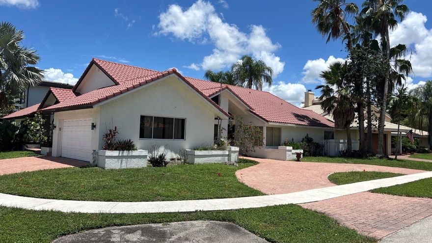 Owner motivated
Prime location just minutes from shopping centers, CVS, Sawgrass Mills, major highways, and only 10 minutes from Fort Lauderdale Airport
Don’t miss this incredible opportunity
Schedule your private viewing today!
Beautiful House for Sale in Plantation
5 Bedrooms/3.5 Bathrooms
3,324 sqft of spacious living

Seller financing 60% down at 7.5% interest rate
11,870 sqft lot — plenty of space to enjoy!