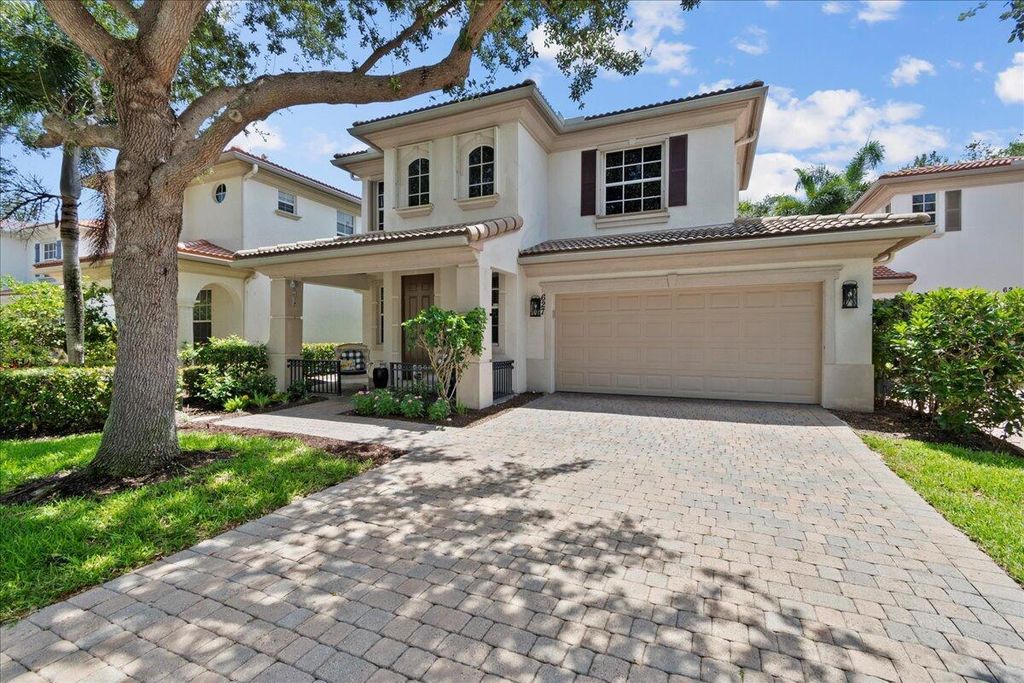 Photo of 627 Castle Drive, Palm Beach Gardens, FL 33410 (MLS # R10950234)