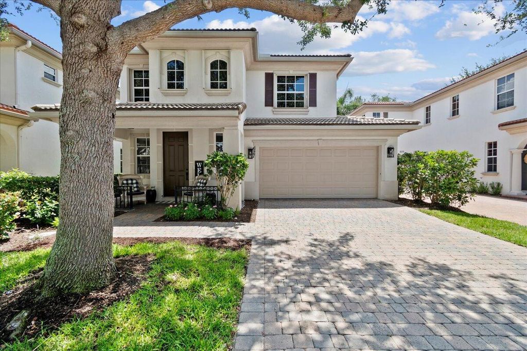 Photo of 627 Castle Drive, Palm Beach Gardens, FL 33410 (MLS # R10950234)