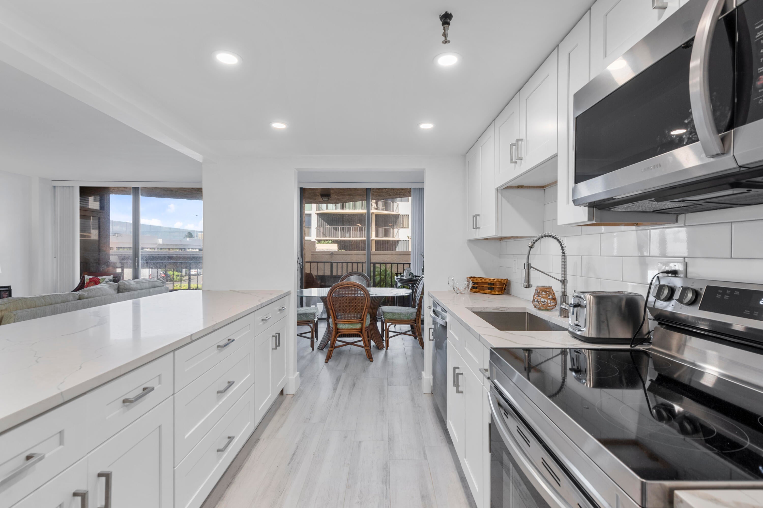 859 Jeffery Street 212, Boca Raton, FL, 33487/$289,000 3 859 Jeffery Street 212
