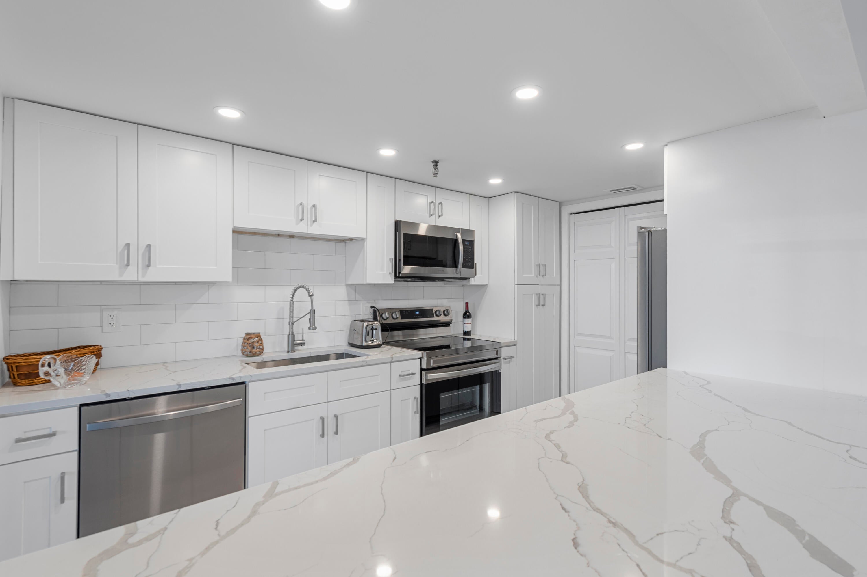 859 Jeffery Street 212, Boca Raton, FL, 33487/$289,000 4 859 Jeffery Street 212