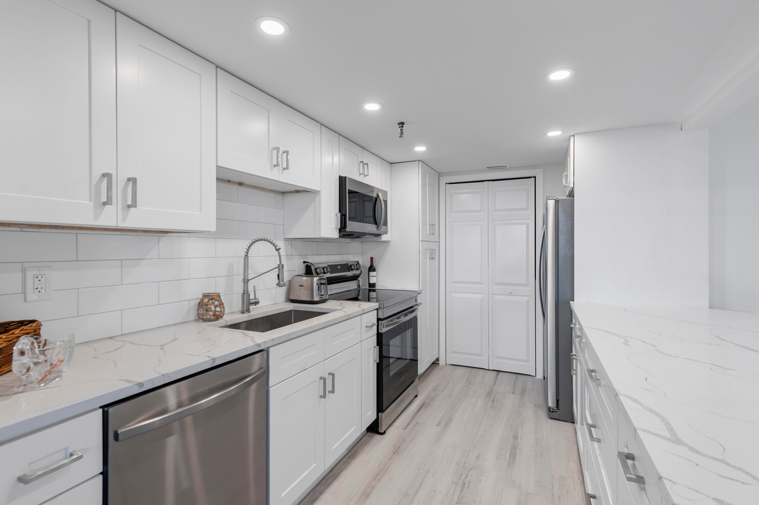 859 Jeffery Street 212, Boca Raton, FL, 33487/$289,000 2 859 Jeffery Street 212