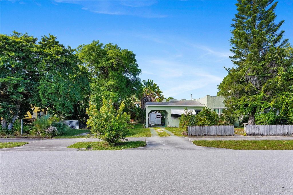 Photo of 212 SW 2nd Avenue, Delray Beach, FL 33444 (MLS # R11146056)