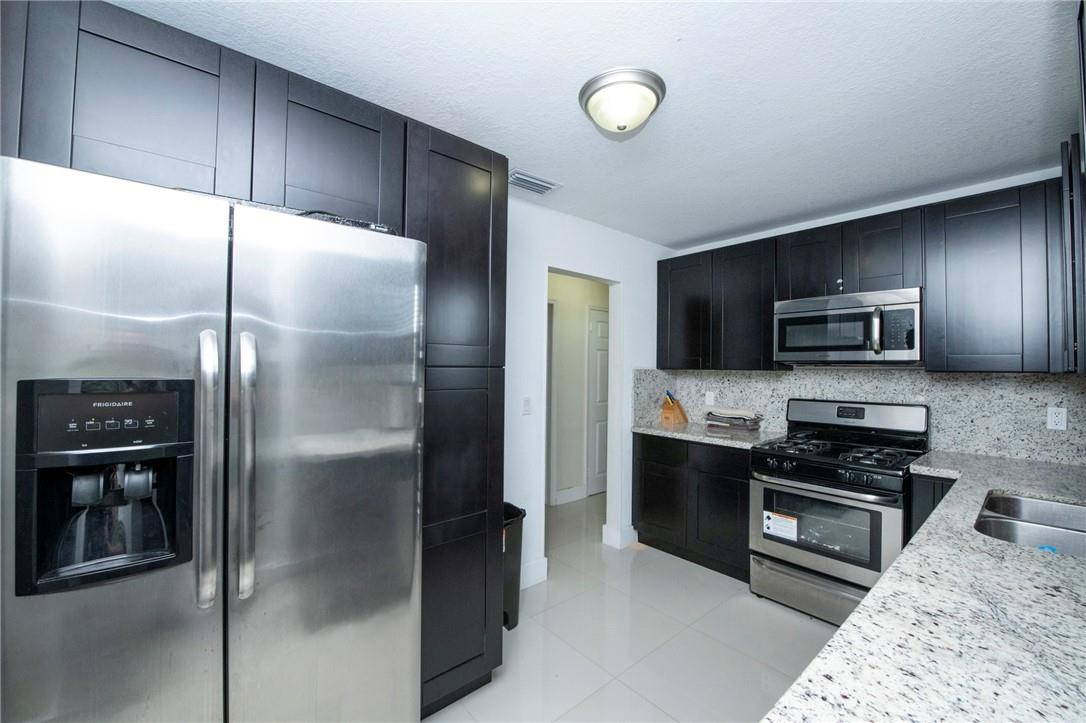 Hollywood Hills 6-22 B - Residential Lease