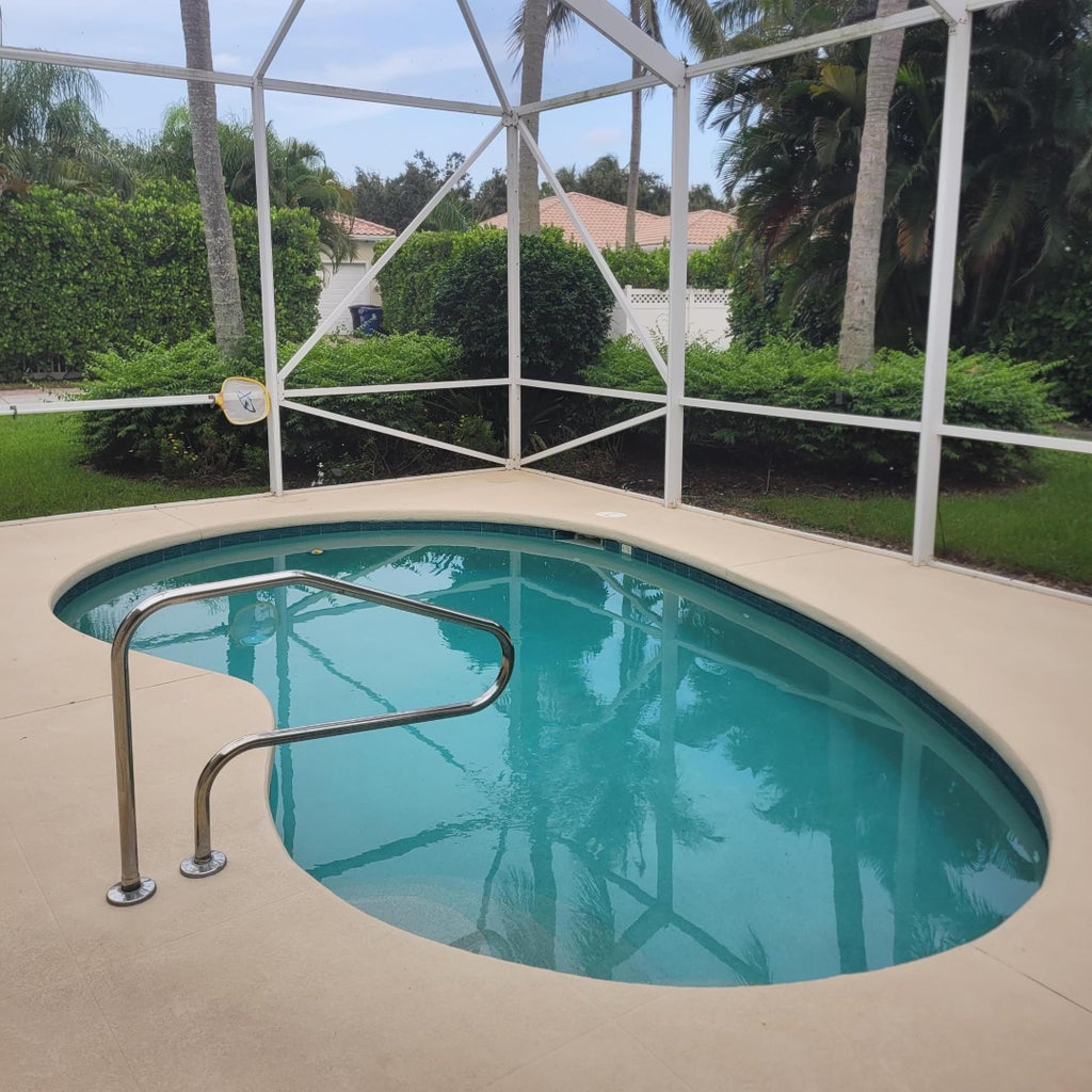 Photo of 115 San Remo Drive, Jupiter, FL 33458 (MLS # B26055071)
