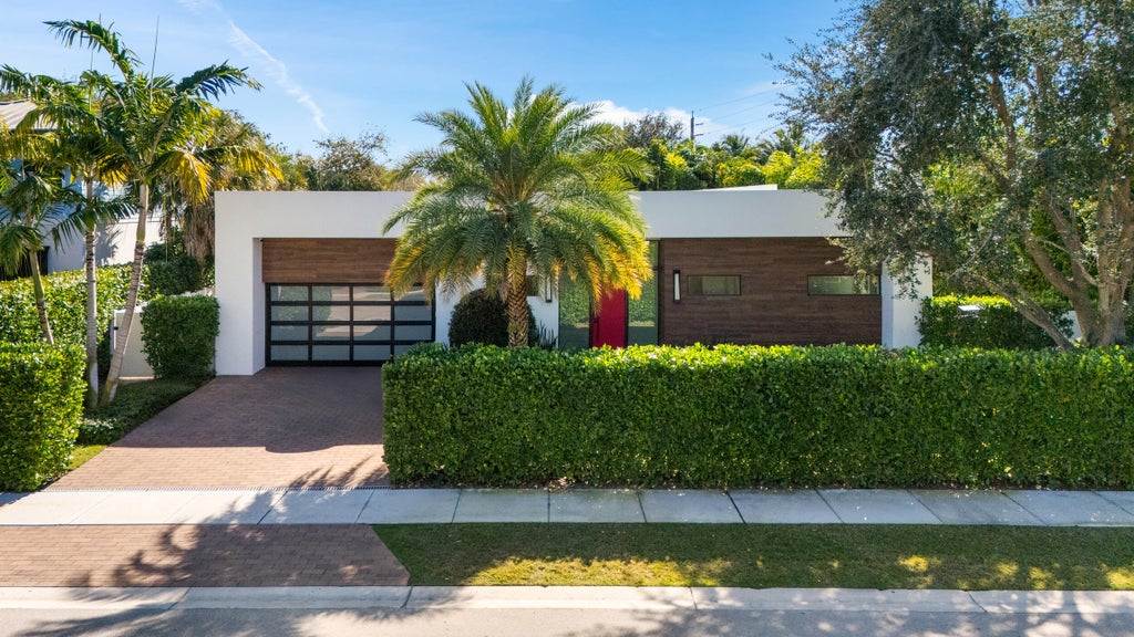 Photo of 10 Coconut Road, Delray Beach, FL 33444 (MLS # B26093809)