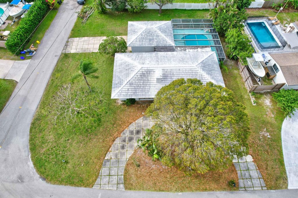 Photo of 91 Golfview Drive, Tequesta, FL 33469 (MLS # R10952646)