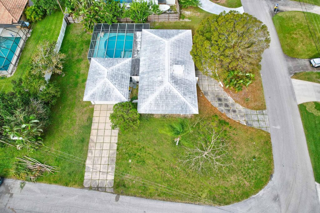 Photo of 91 Golfview Drive, Tequesta, FL 33469 (MLS # R10952646)