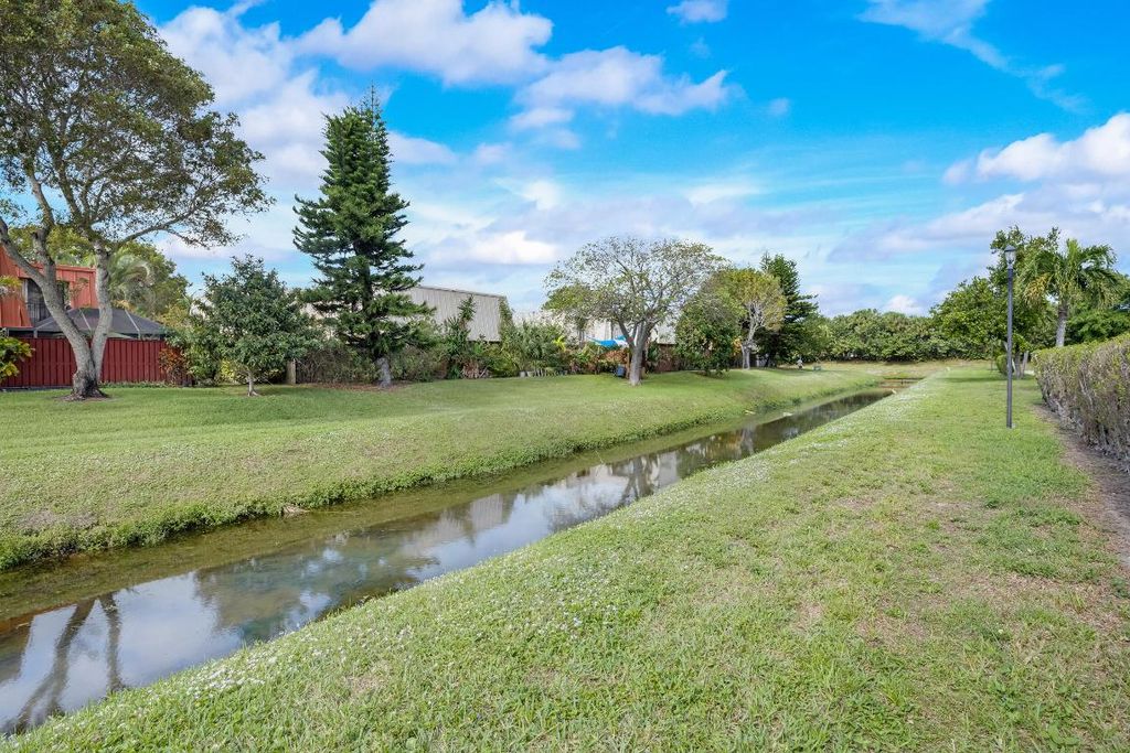 Photo of 3330 Meridian Way S #D, Palm Beach Gardens, FL 33410 (MLS # R10941292)