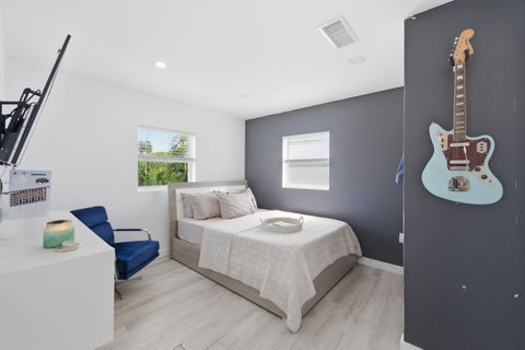 Tiny photo for 330 NE 59th Court, Oakland Park, FL 33334 (MLS # B26025031)