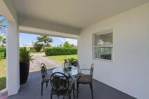 Tiny photo for 330 NE 59th Court, Oakland Park, FL 33334 (MLS # B26025031)