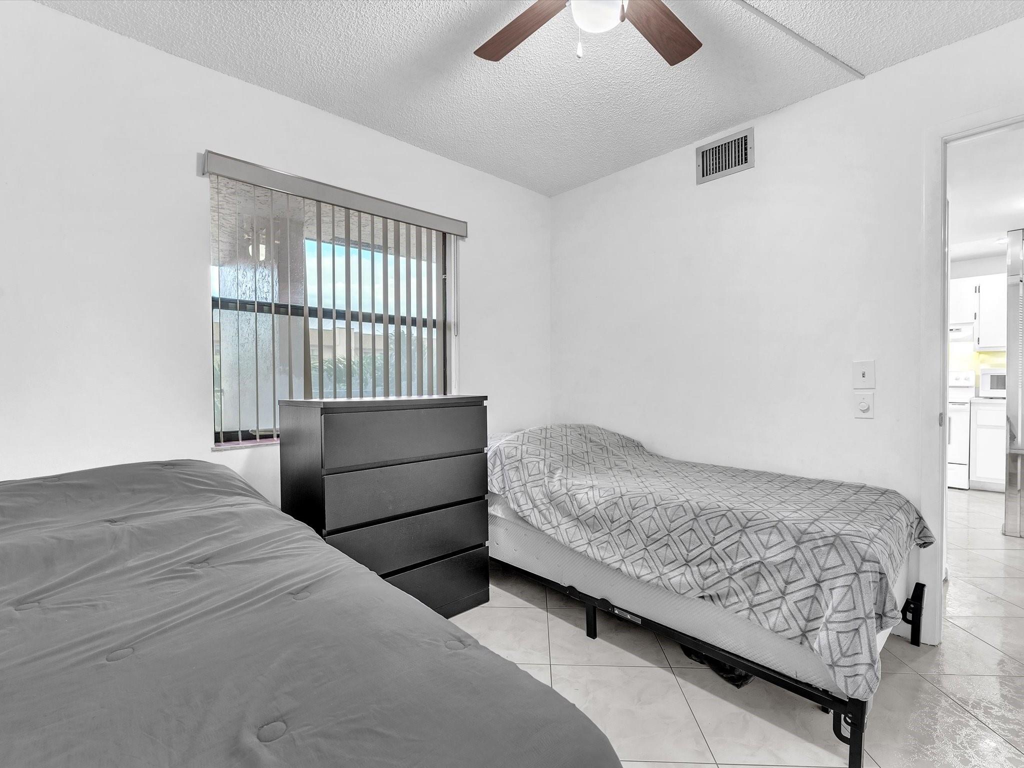 SUNRISE LAKES - Residential