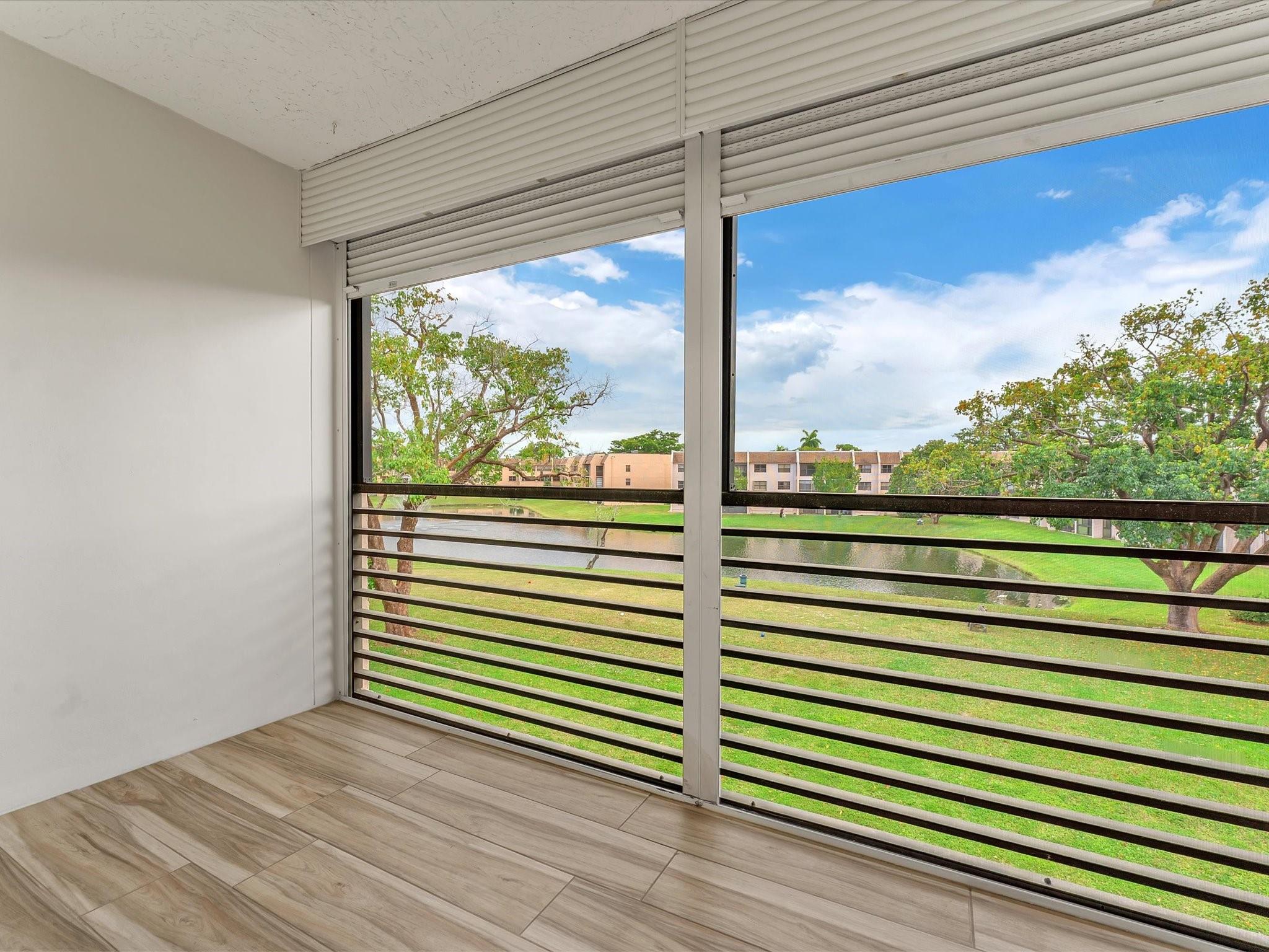 SUNRISE LAKES - Residential